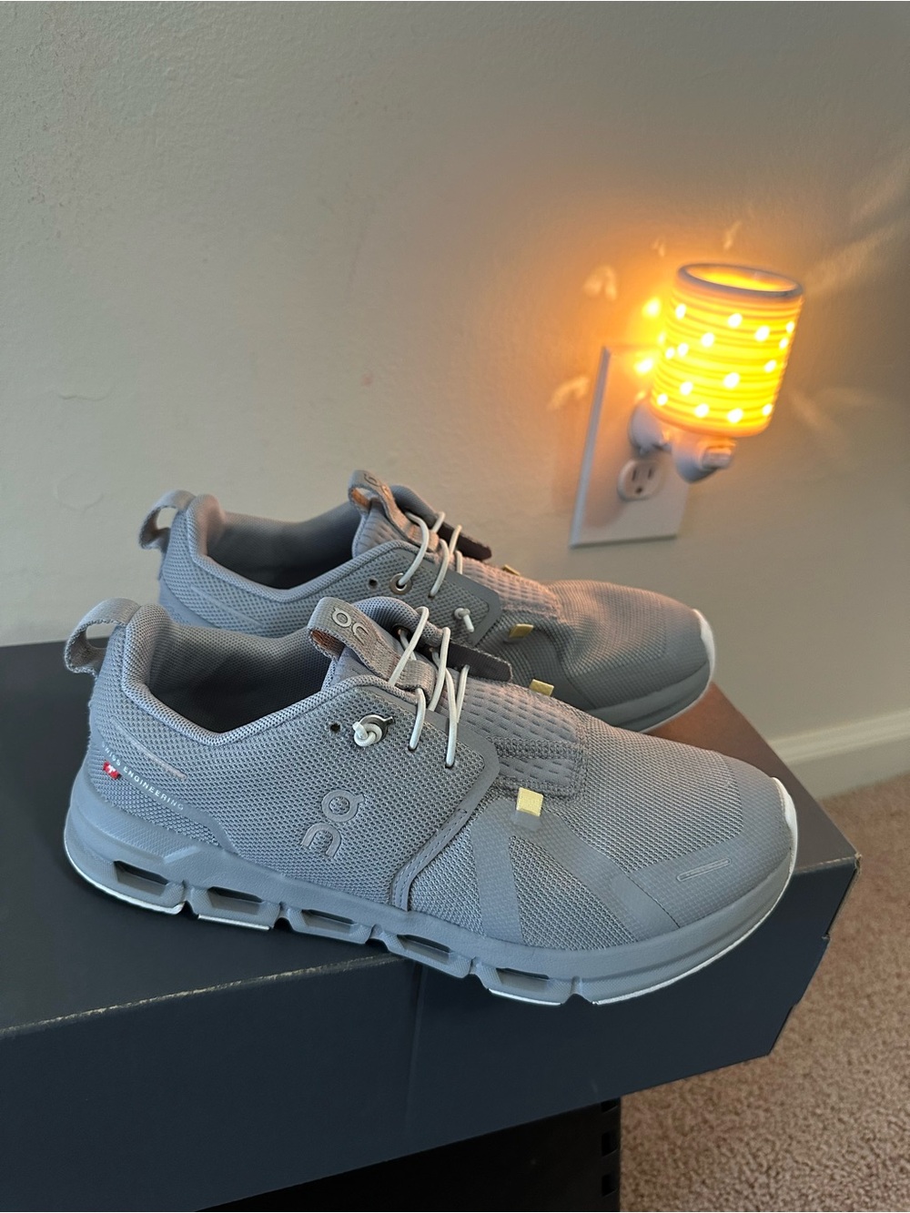 On Cloud Sky, Women’s Running Shoes Gray. Women’s size 7/Young boys 5.5